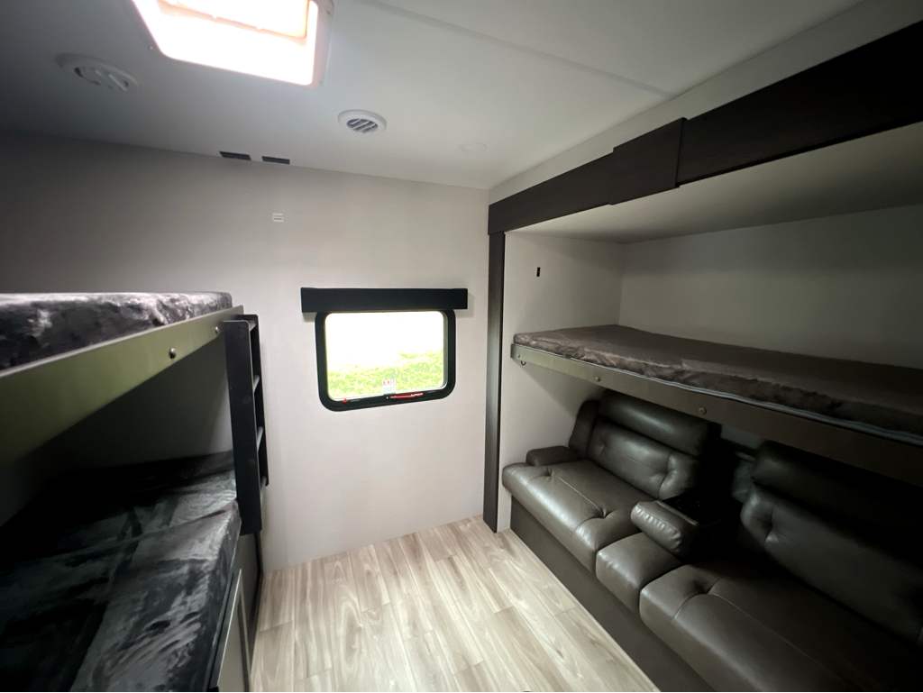 2026 VENTURE RV SPORTTREK 327VIK - Image 17