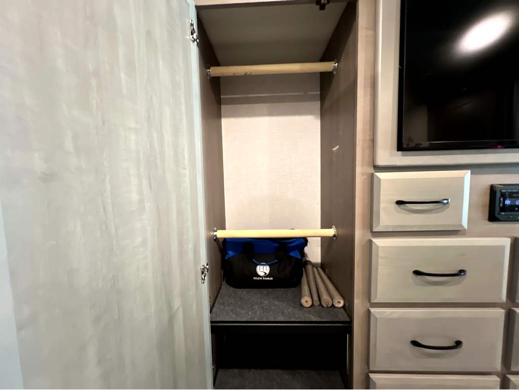 2024 HOLIDAY RAMBLER INVICTA 36Y - Image 24