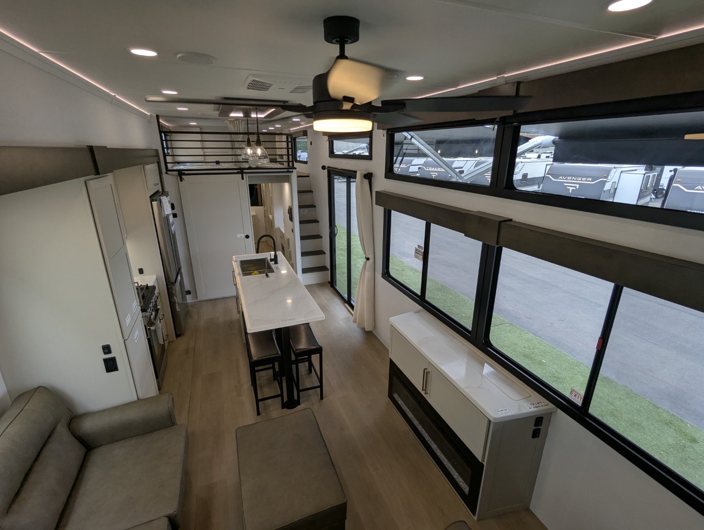 2027 Alliance RV Benchmark 44LFT - Image 10