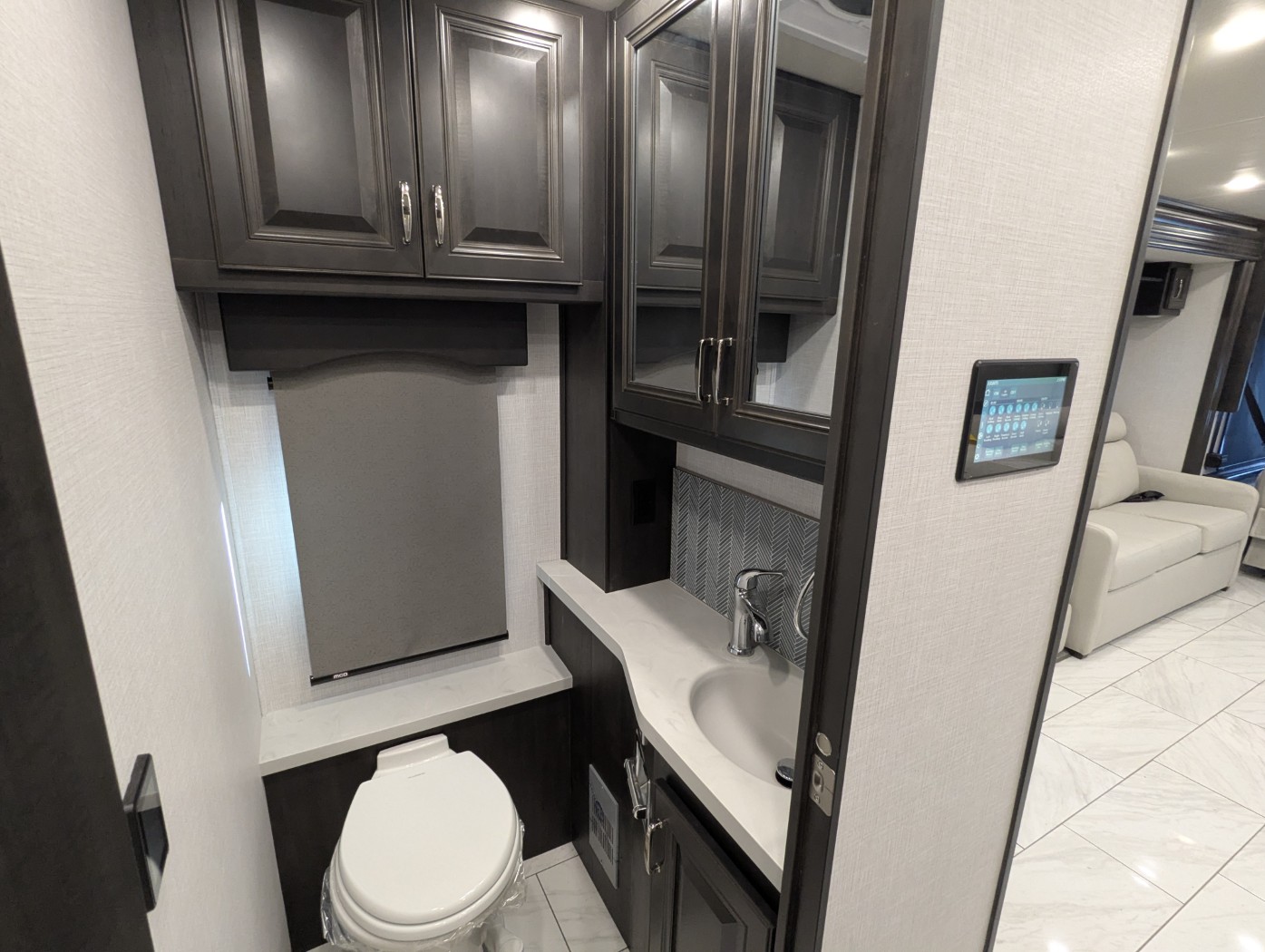 2026 Fleetwood Discovery 38W - Image 25