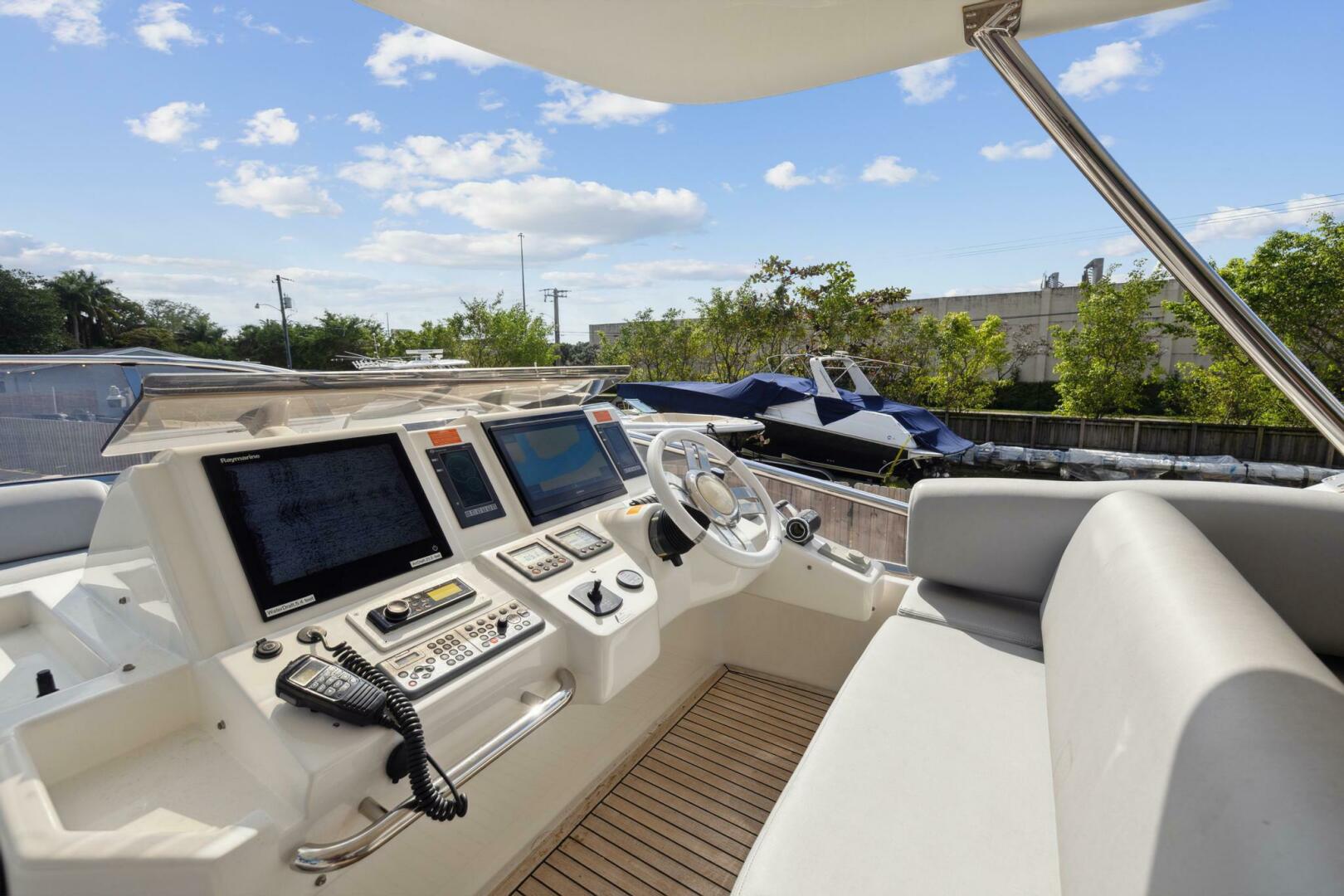 2013 Azimut 70 - Image 13