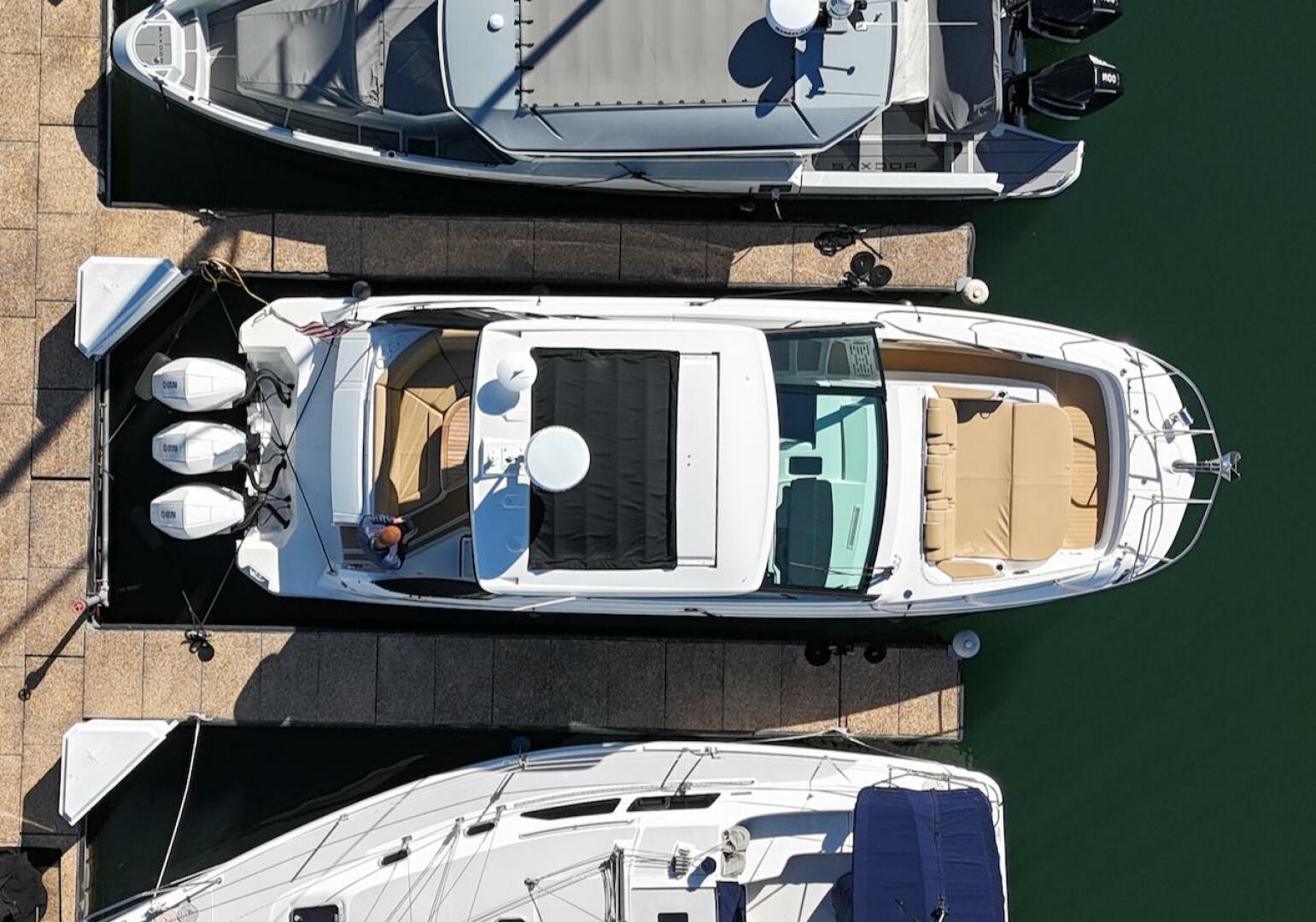 2023 Sea Ray 320 Outboard - Image 4