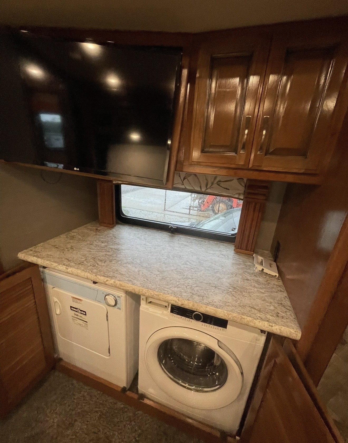 2018 Fleetwood DISCOVERY 38N - Image 25