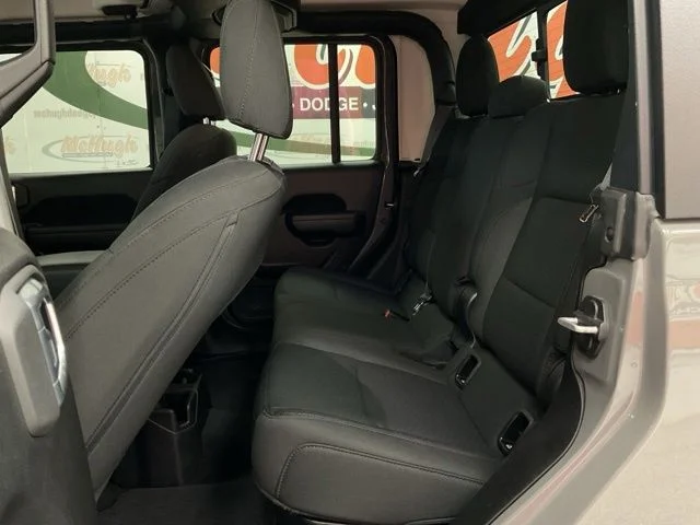2023 Jeep Gladiator Crew Cab Sport S 4WD - Image 21