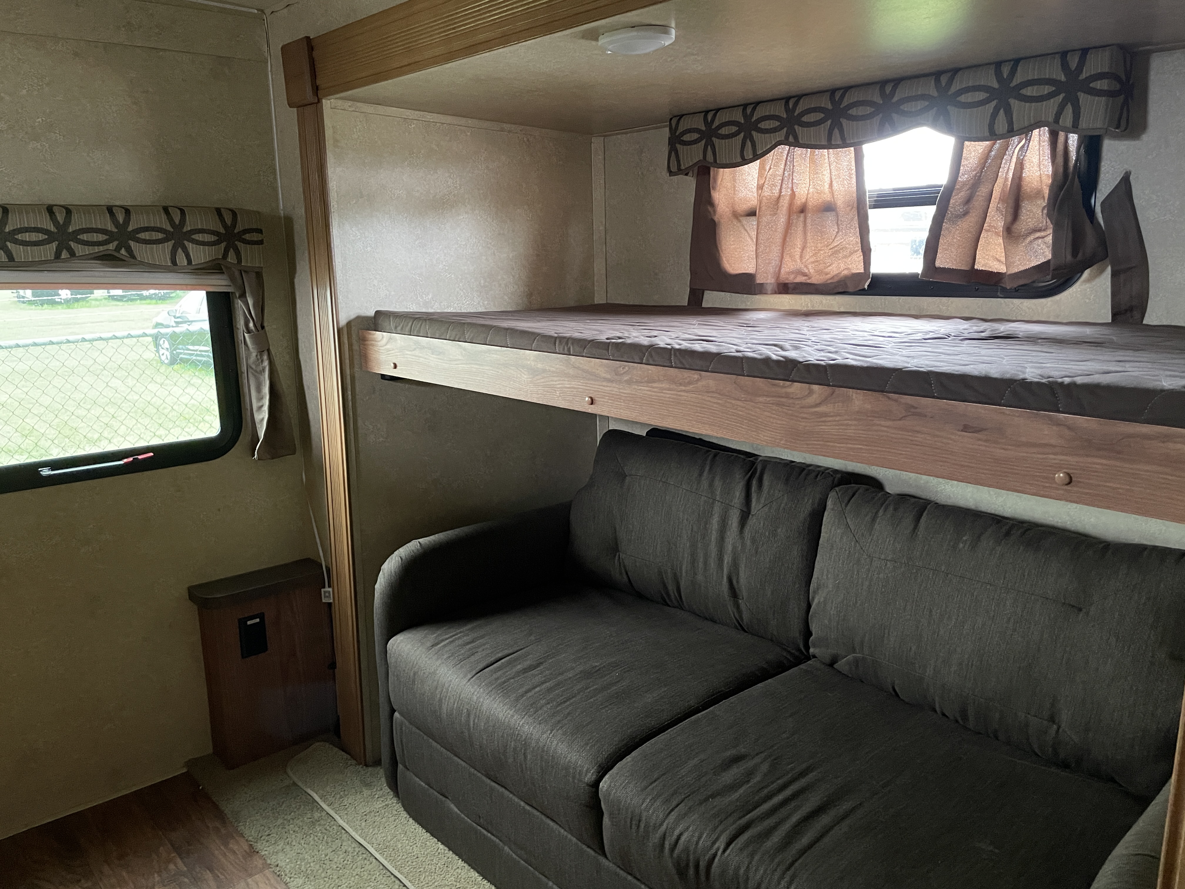 2016 Forest River Flagstaff Classic Super Lite 831BHDS - Image 11