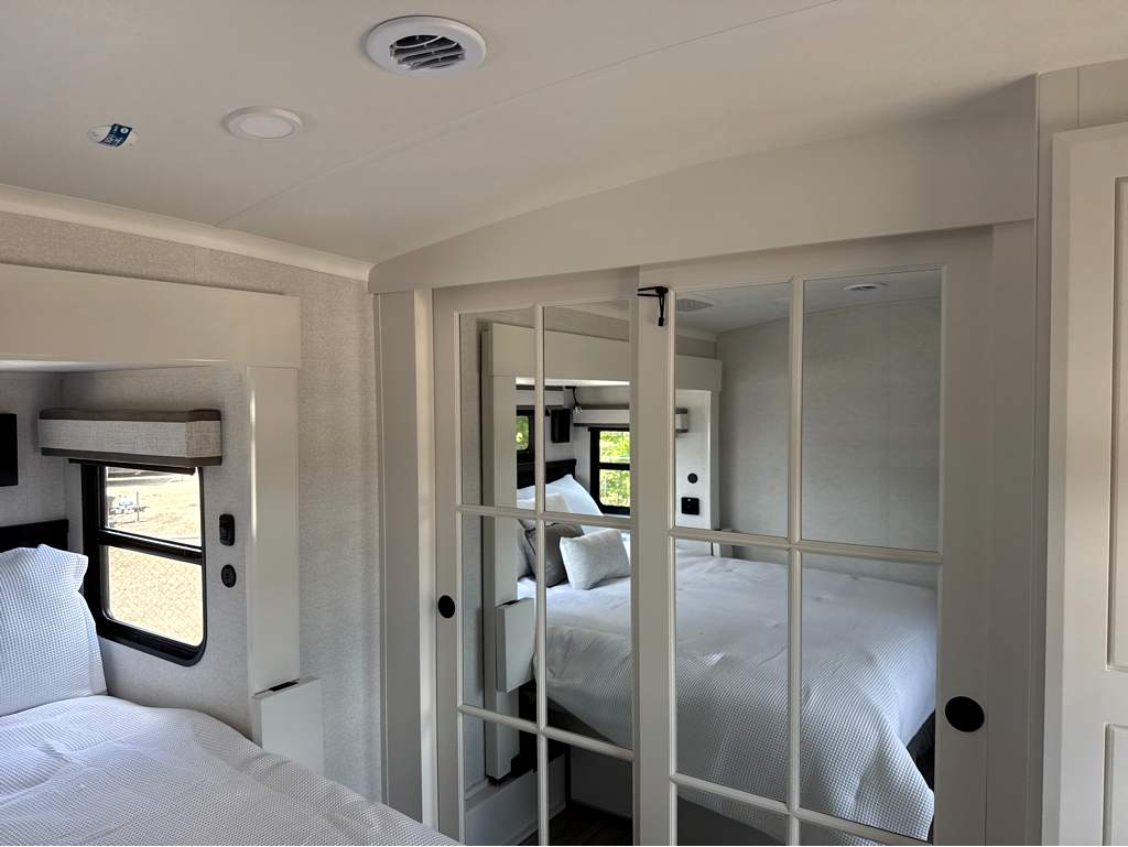 2027 JAYCO PINNACLE 32RLTS - Image 23