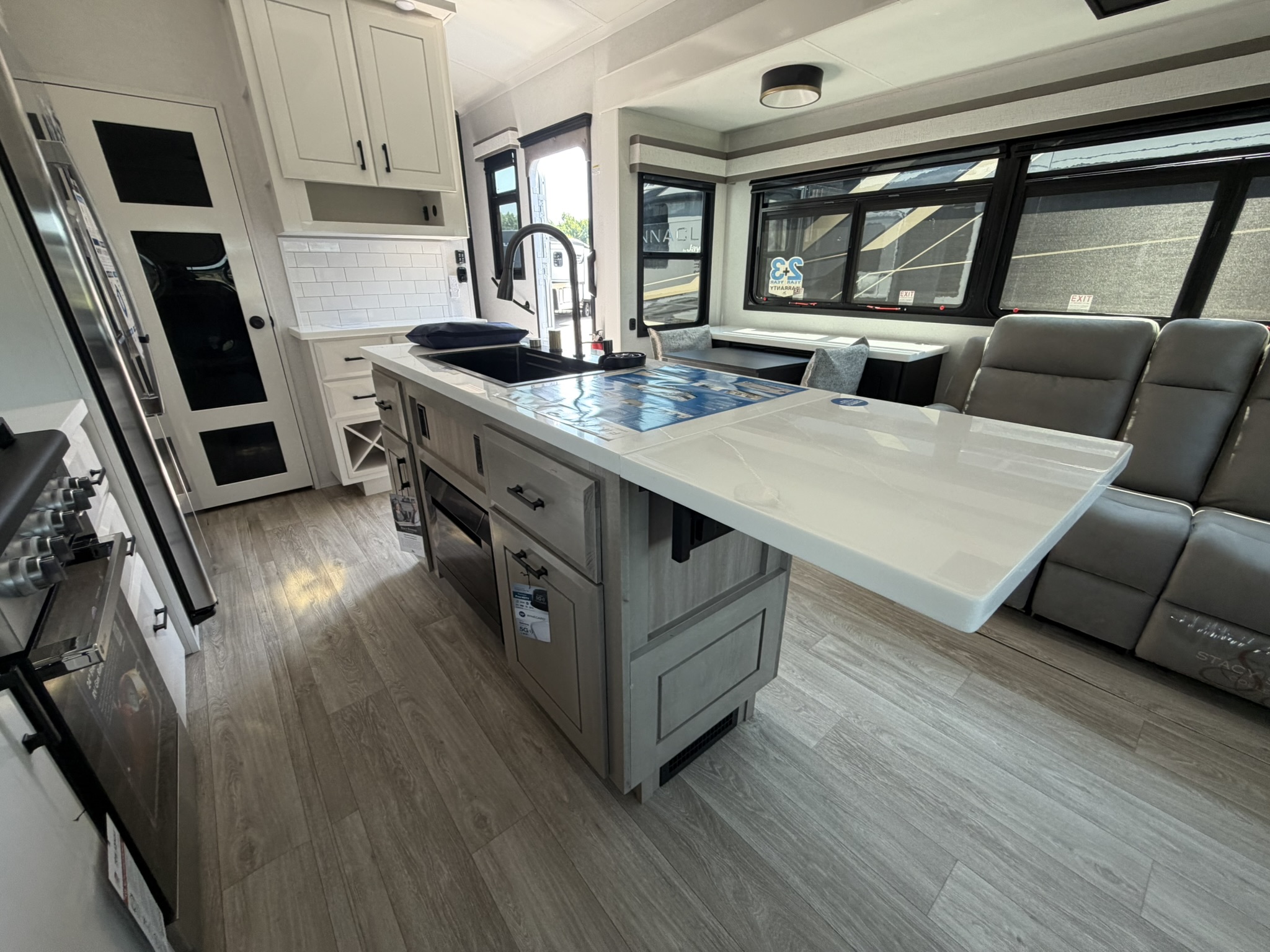2027 JAYCO PINNACLE 32RLTS - Image 32
