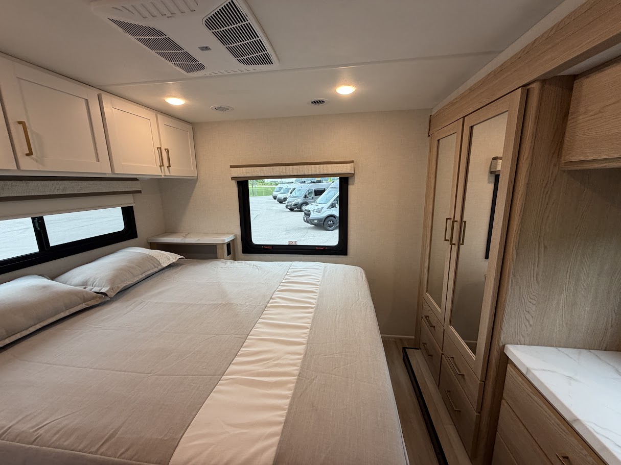 2027 THOR MOTOR COACH MAGNITUDE GA31 - Image 40