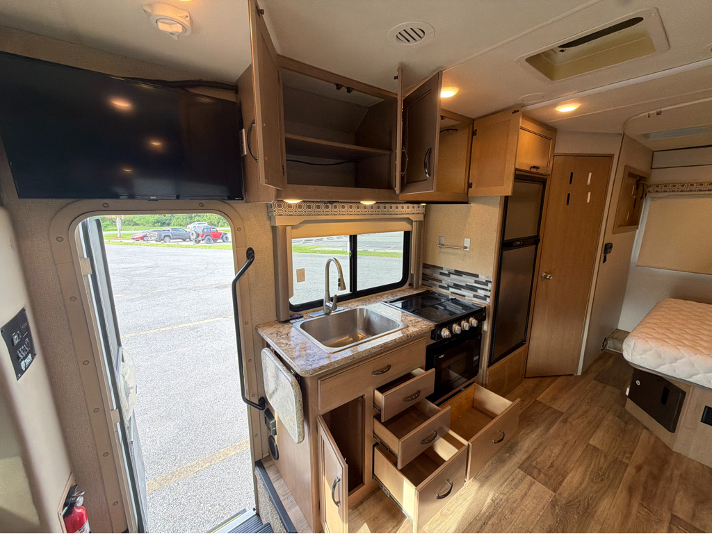 2019 Thor Motor Coach FOUR WINDS 24WS - Image 17