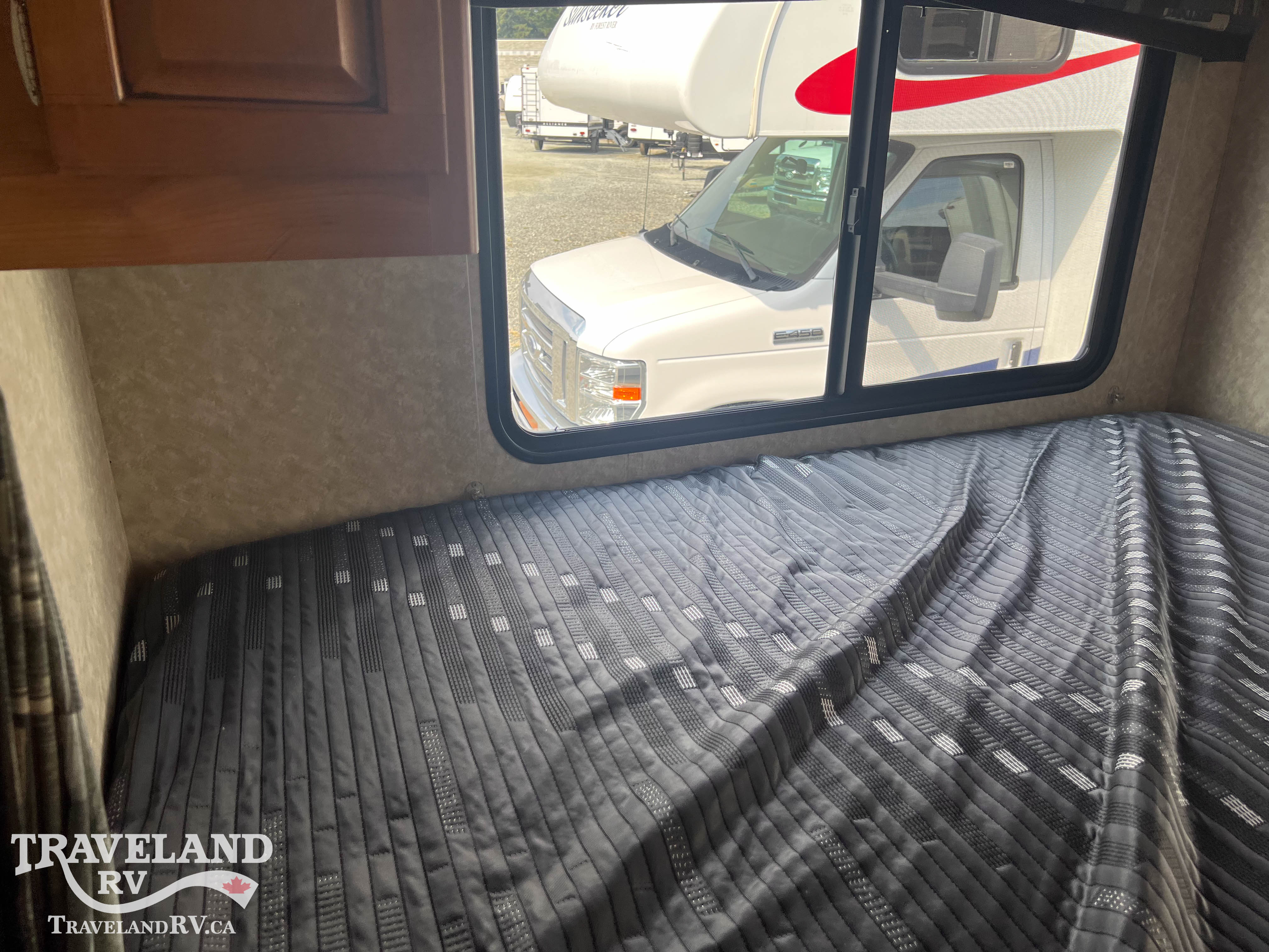 2010 Winnebago Access 24V - Image 27