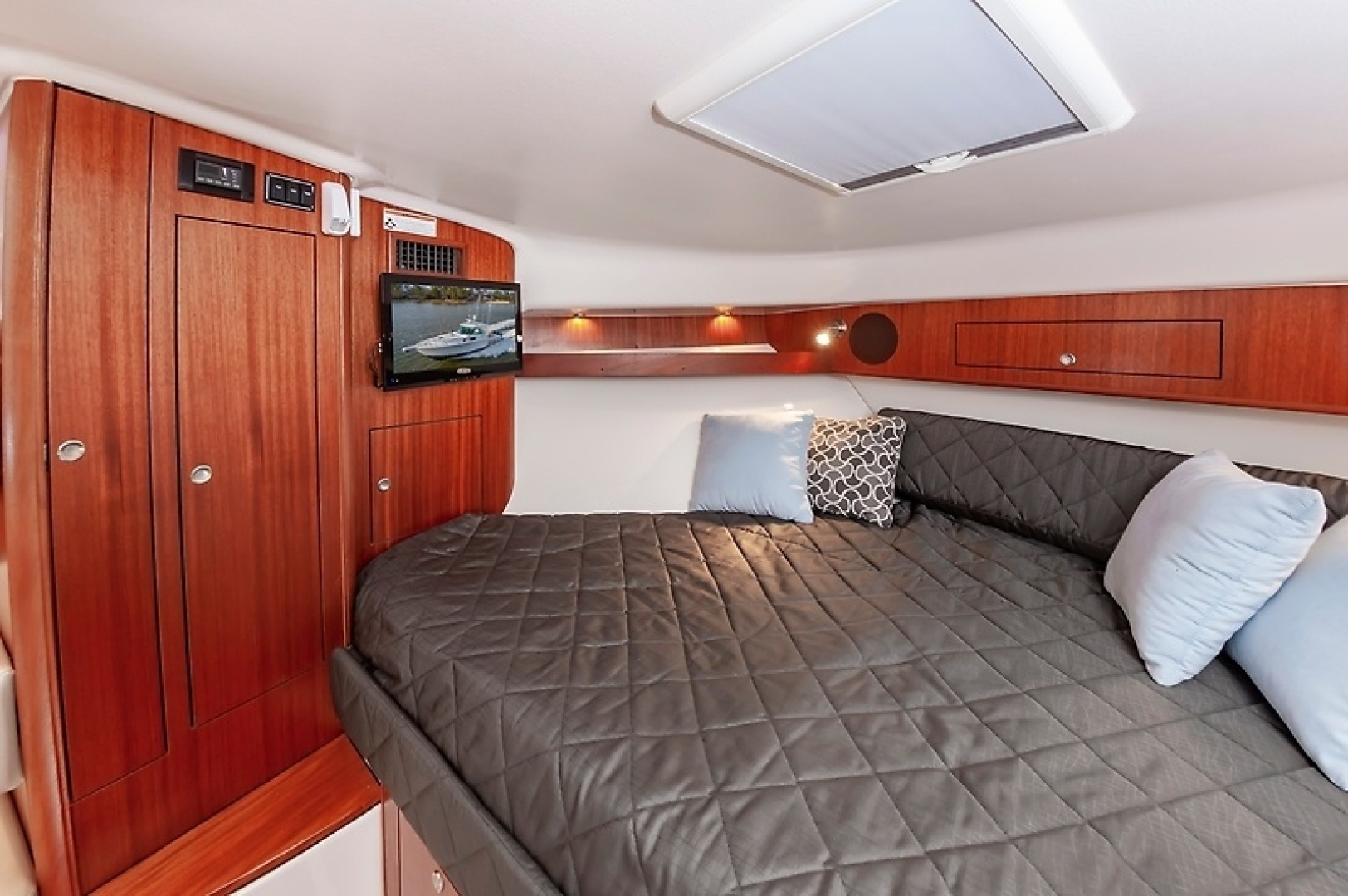 2015 PURSUIT 385 OS Base - Image 32
