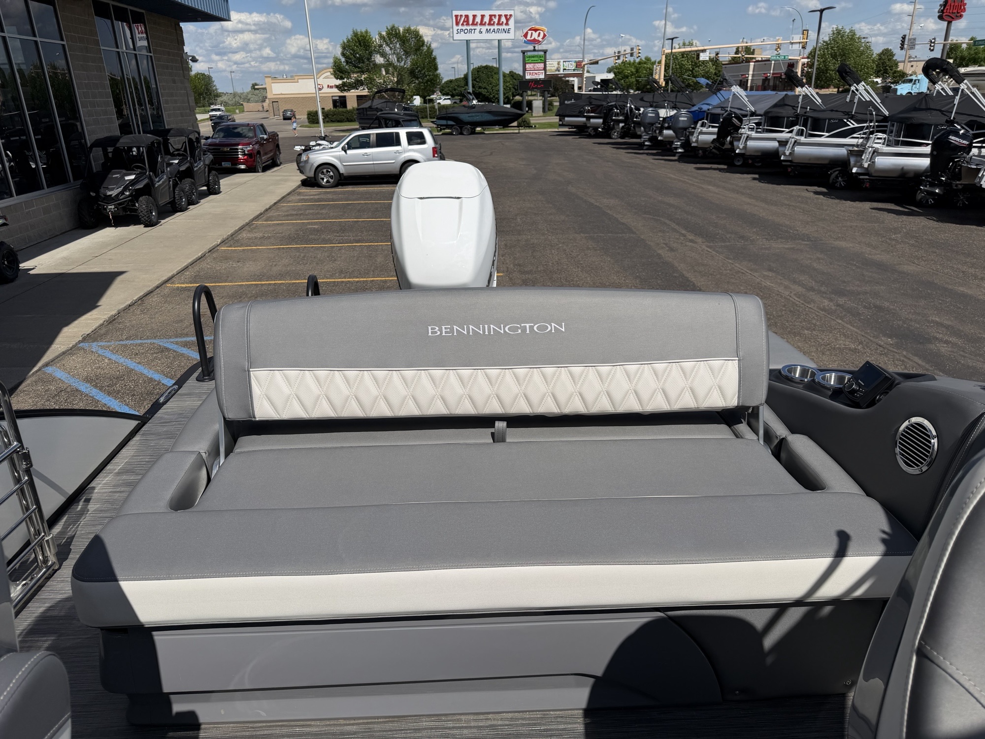 2023 Bennington 25QSBA Swingback with Power Arch - Image 26