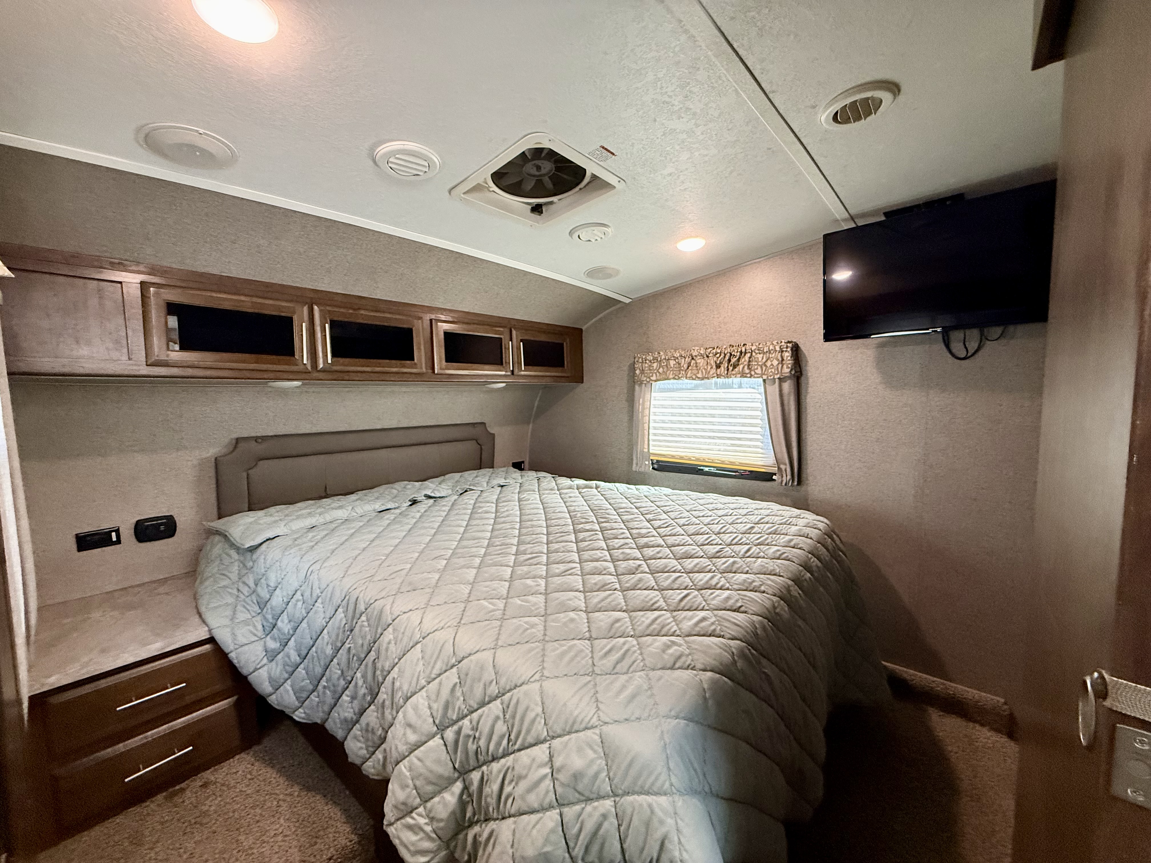 2019 Forest River Rockwood Signature Ultra Lite 8298WS - Image 12