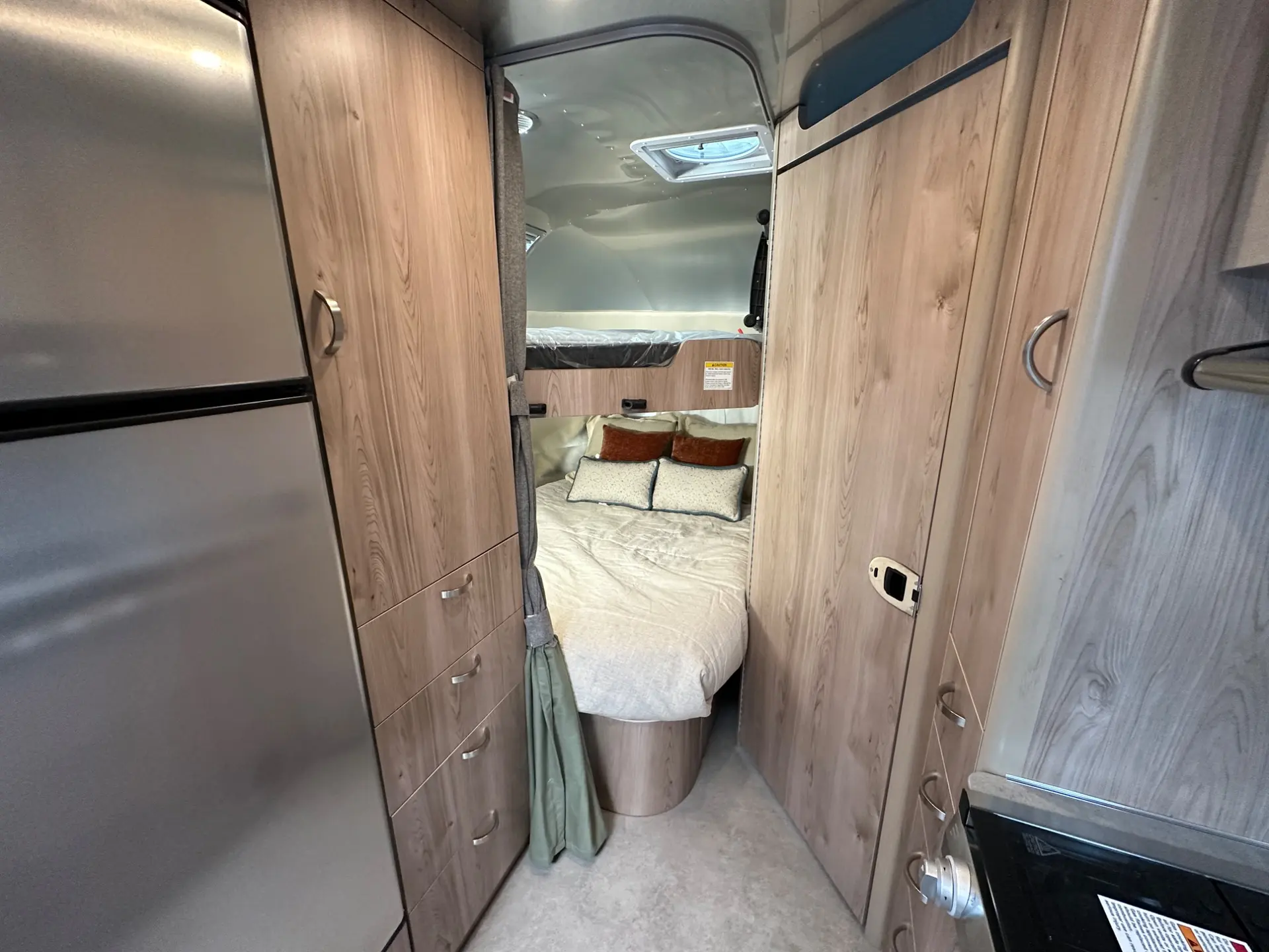 2027 Airstream Flying Cloud 30FB Bunk - Image 31