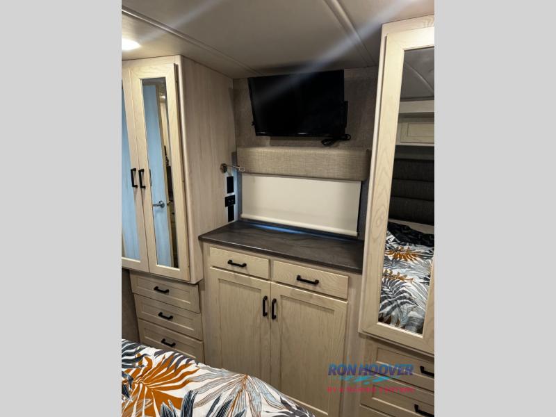 2022 WINNEBAGO 30T - Image 19