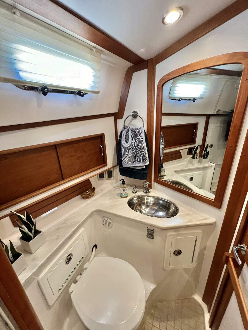 2017 Sabre 48 Salon Express - Image 32