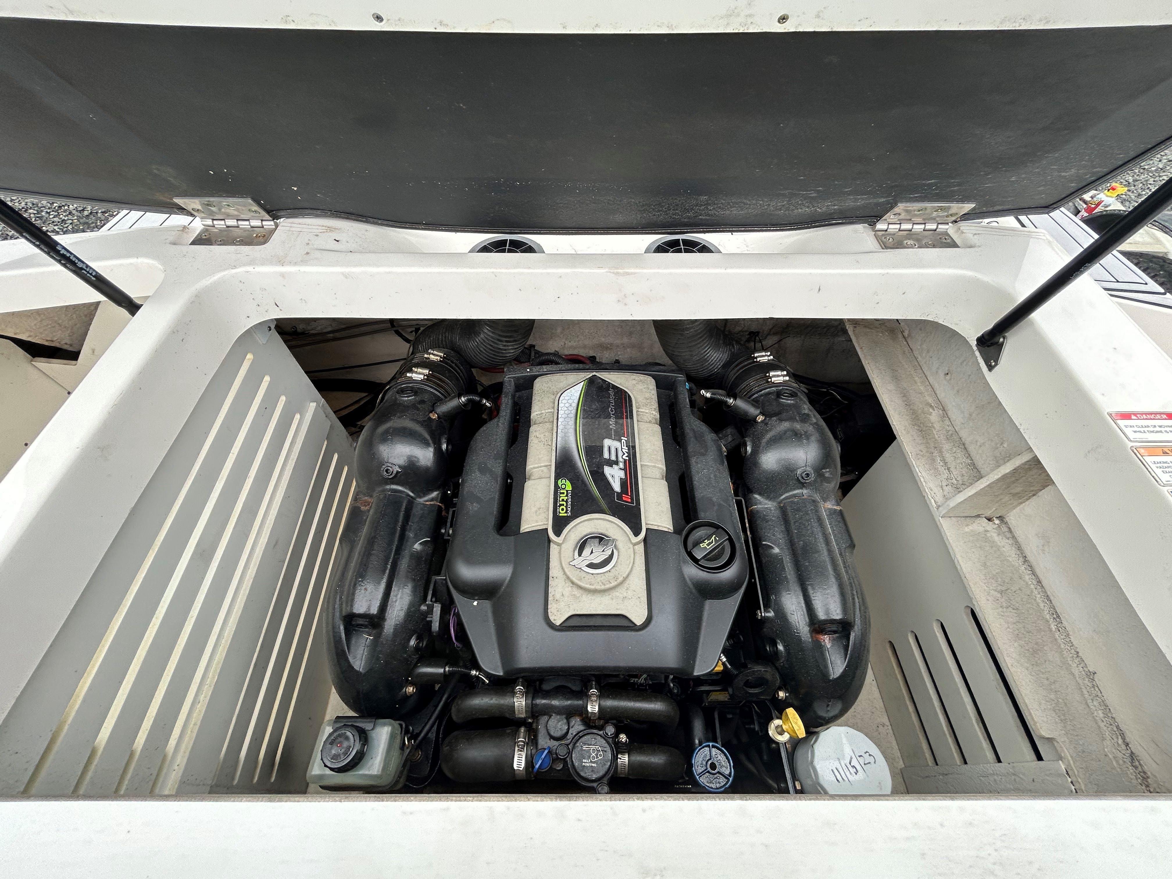 2016 Sea Ray SPX 210 - Image 10