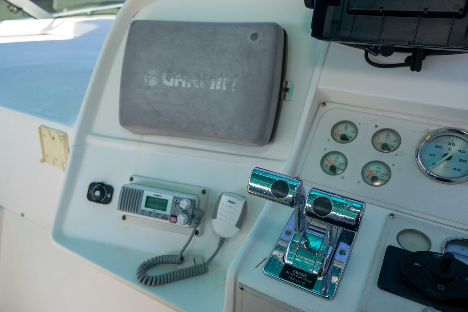 1995 Cruisers ESPRIT 3570 - Image 20