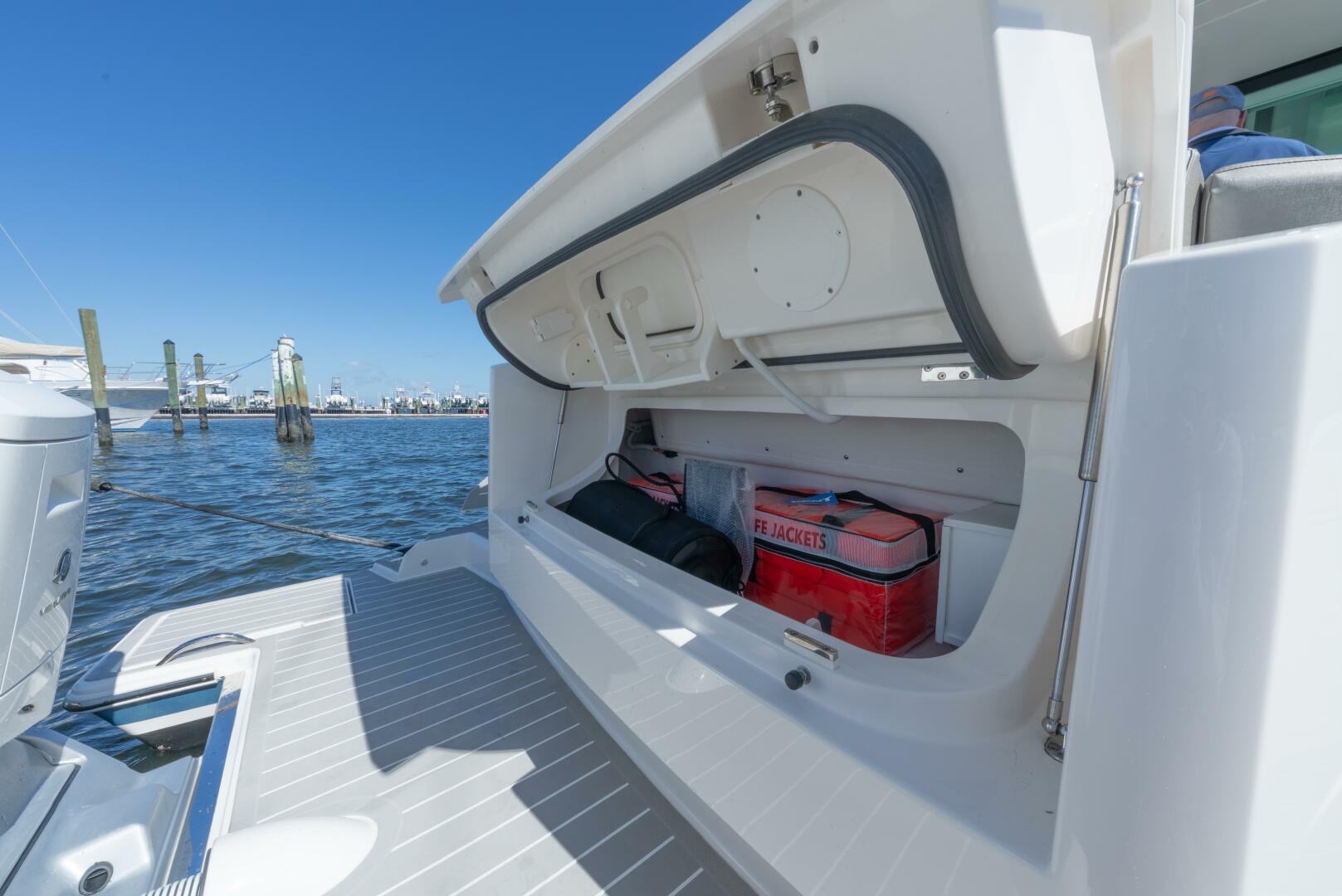 2025 Tiara Yachts 43 LE - Image 10