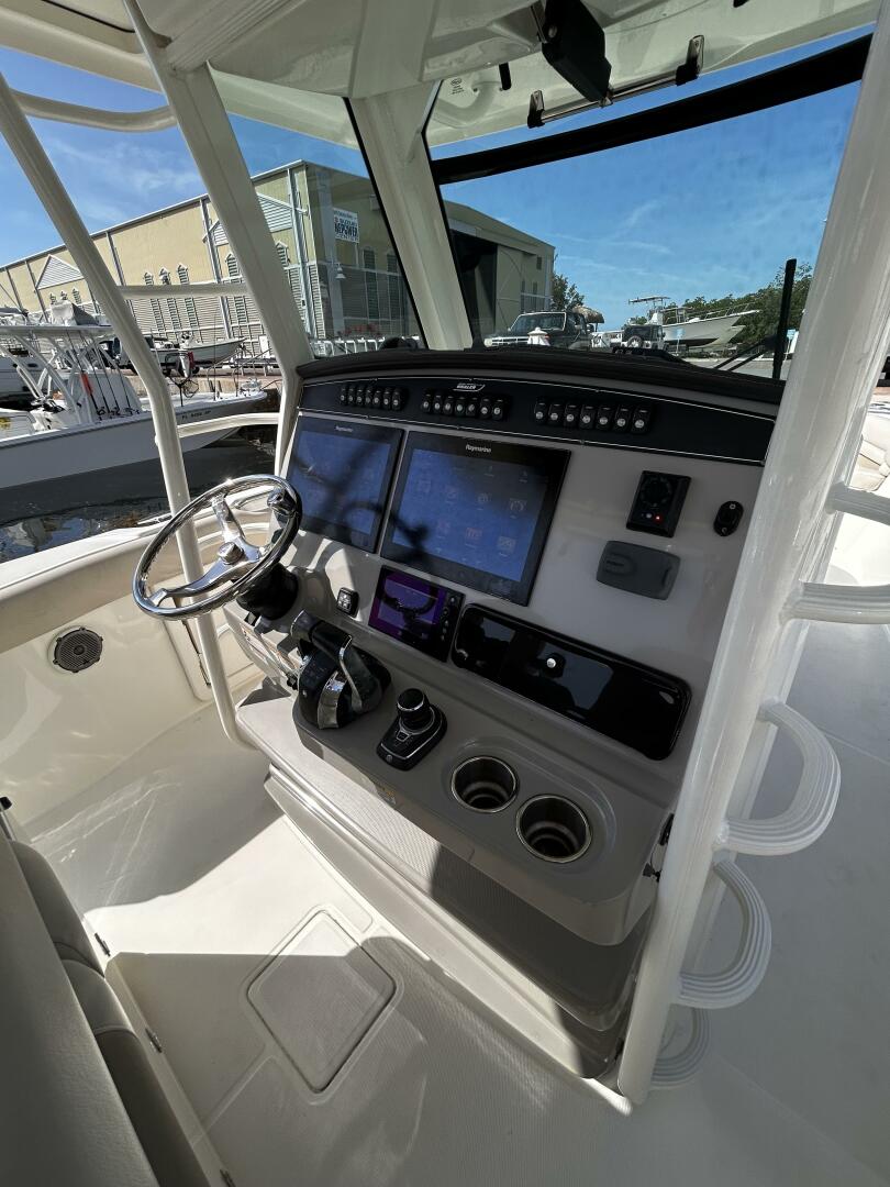 2017 Boston Whaler 330 Outrage - Image 2