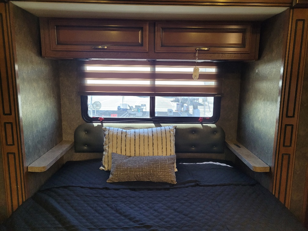 2014 Fleetwood Bounder 36E - Image 15