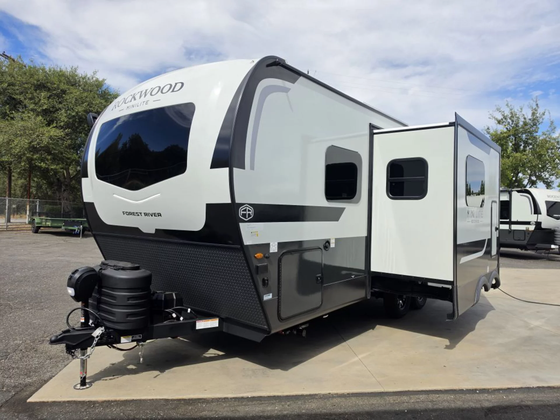 2027 FOREST RIVER ROCKWOOD MINI LITE 2213S - Image 5