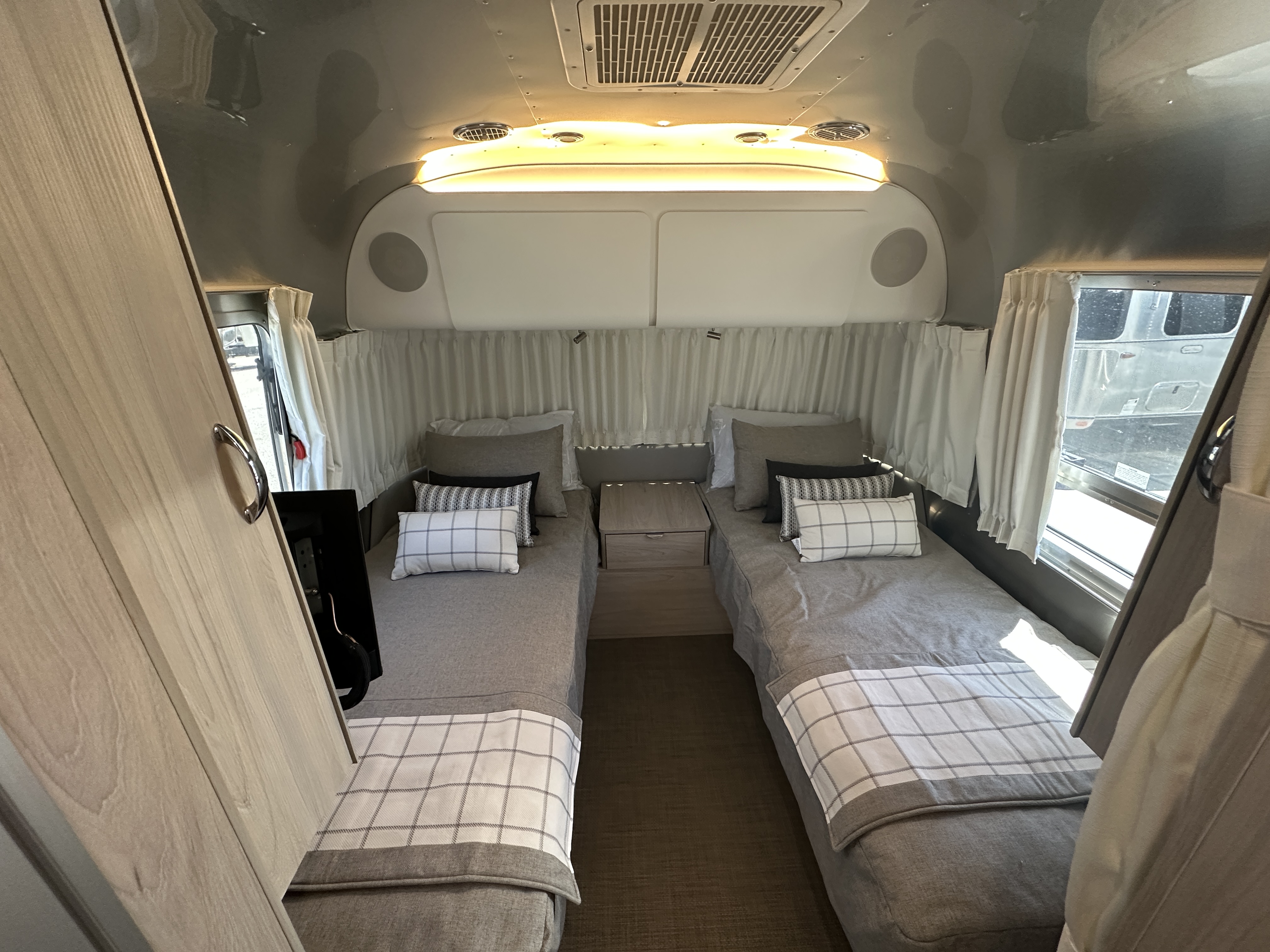 2026 Airstream Globetrotter 27FB Twin - Image 18