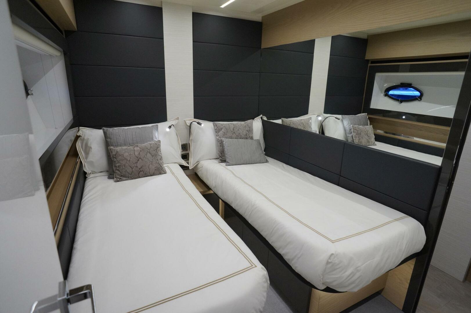 2016 Pershing 70 - Image 25