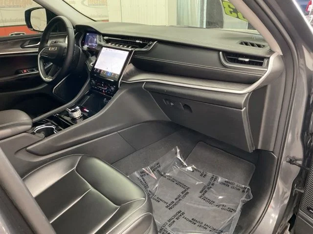 2023 Jeep Grand-Cherokee-L Laredo Altitude 4x4 - Image 26