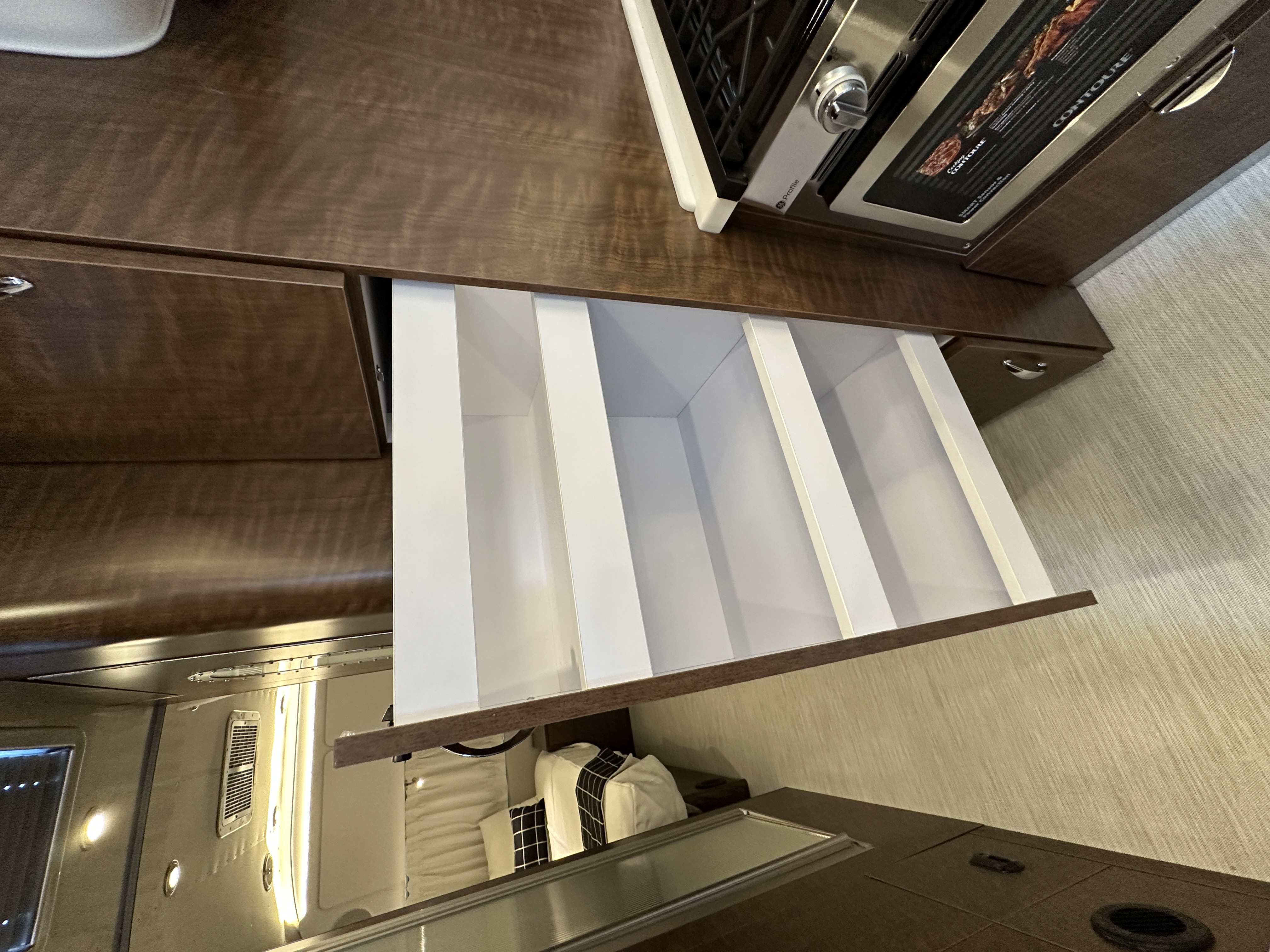 2027 Airstream Globetrotter 27FB Twin - Image 14