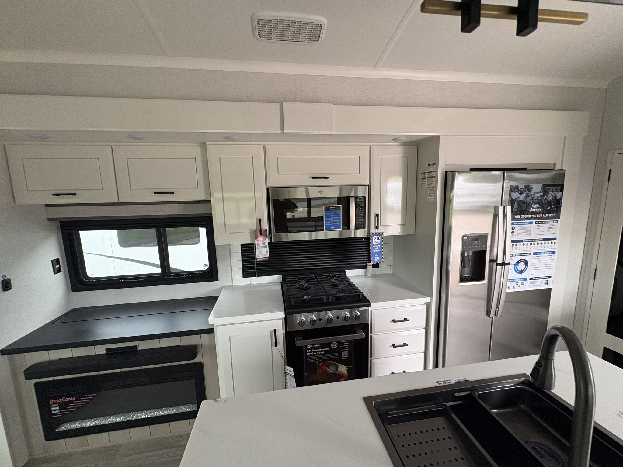 2027 JAYCO PINNACLE 32RLTS - Image 23