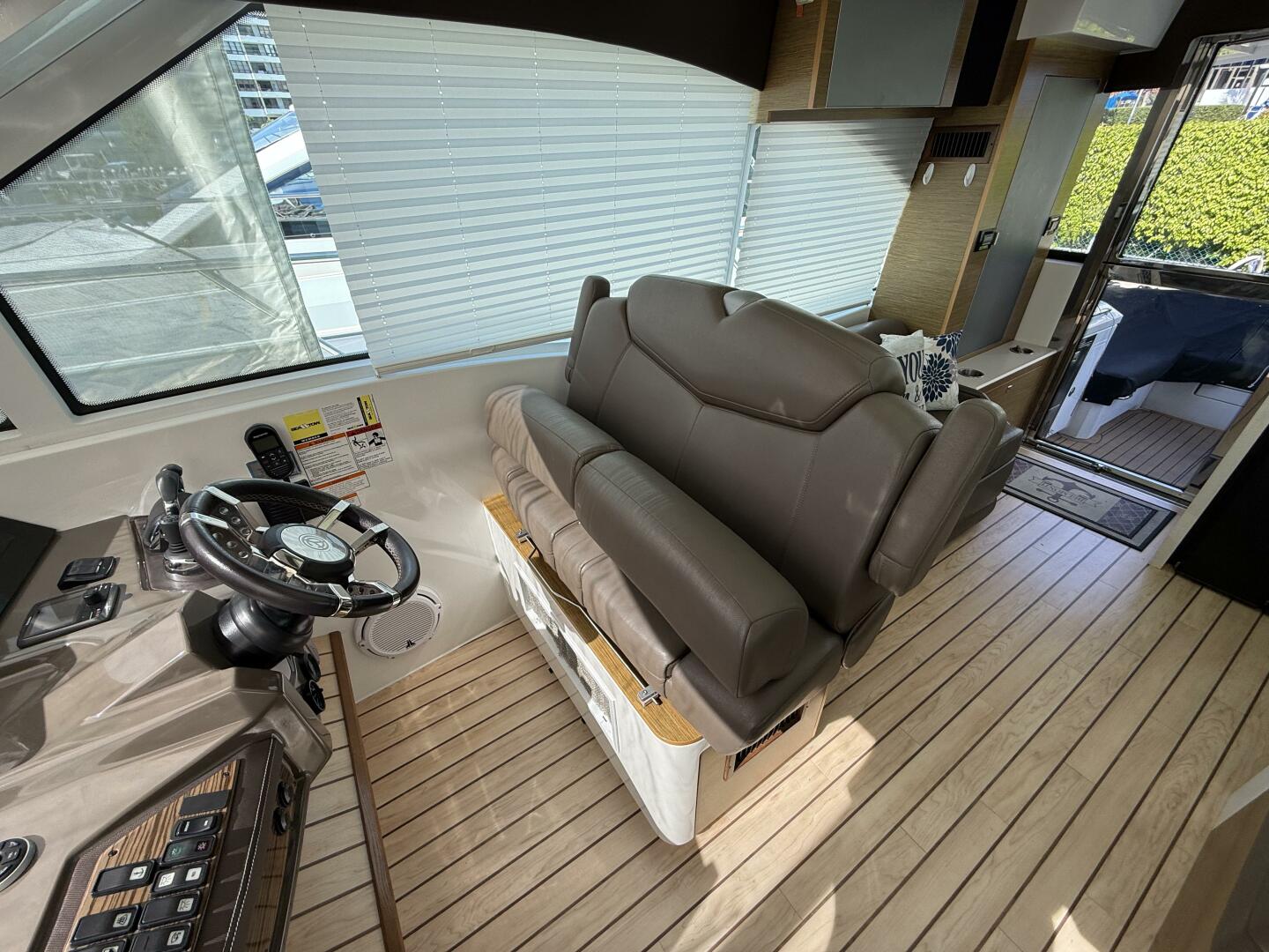 2014 Cruisers Yachts 45 Cantius - Image 16