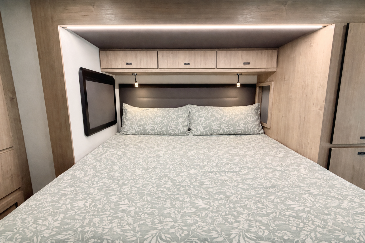 2026 Grand Design Lineage Series M 25FW - Image 21