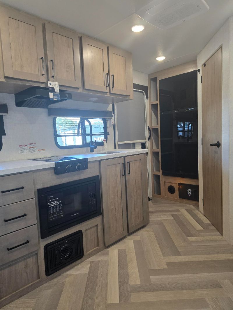 2026 Ember RV E-Series 18FBE - Image 8