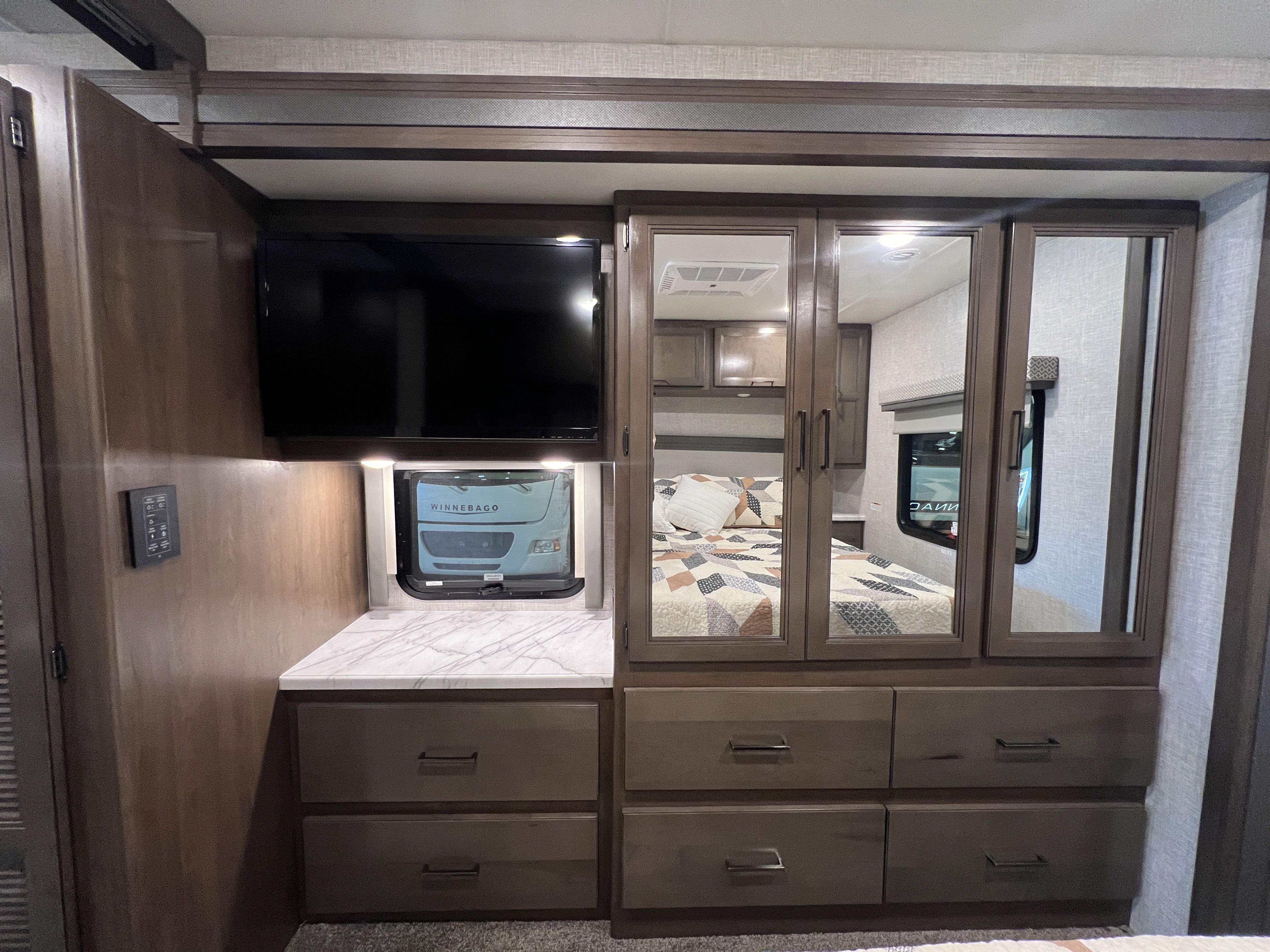 2022 Thor Motor Coach Hurricane 34R - Image 15