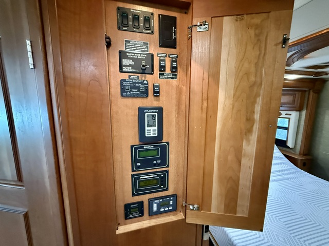 2013 WINNEBAGO TOUR 42QD - Image 20