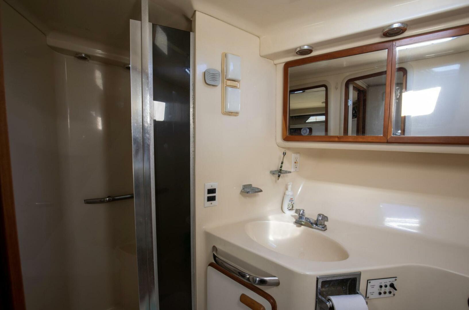 1990 Sea Ray 420 Sundancer - Image 32