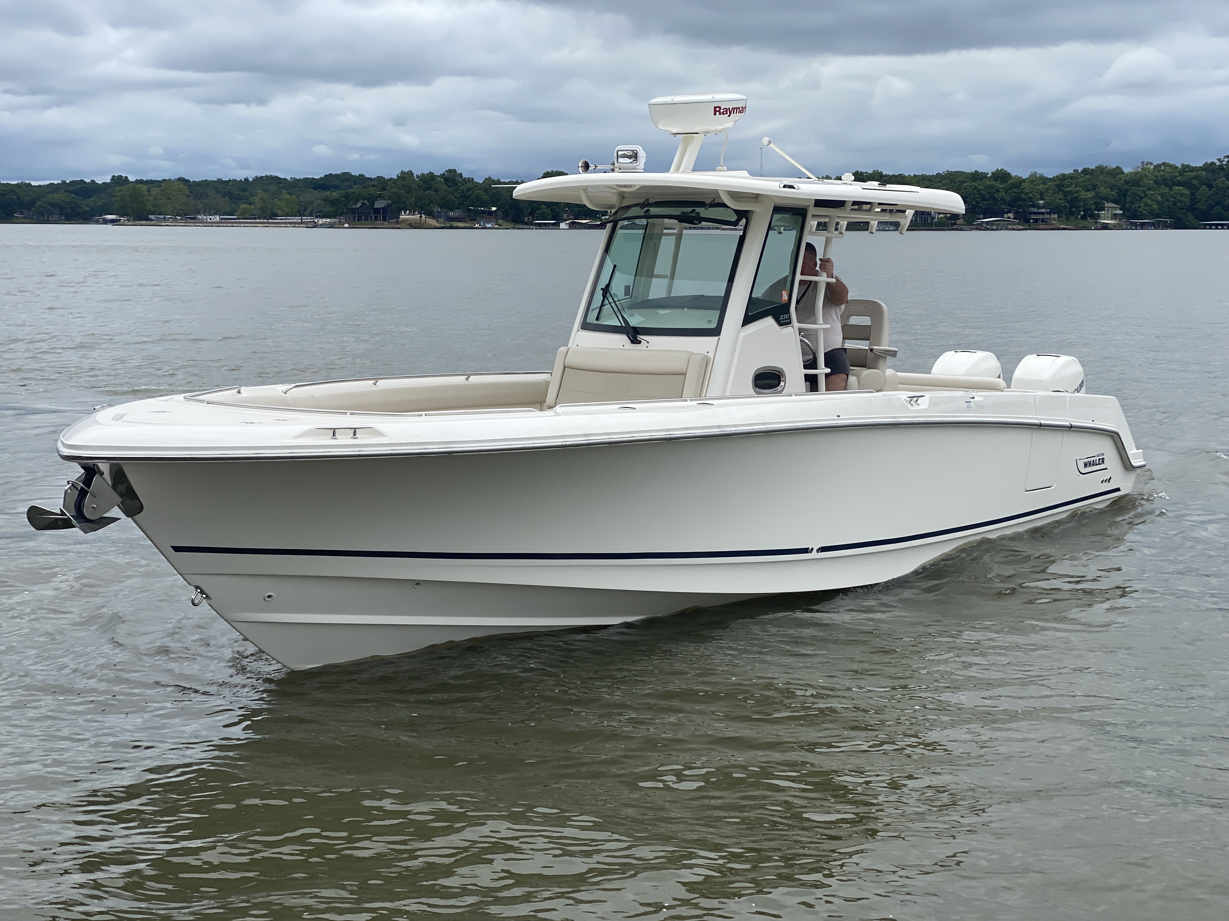 2016 Boston Whaler 330 Outrage - Image 5