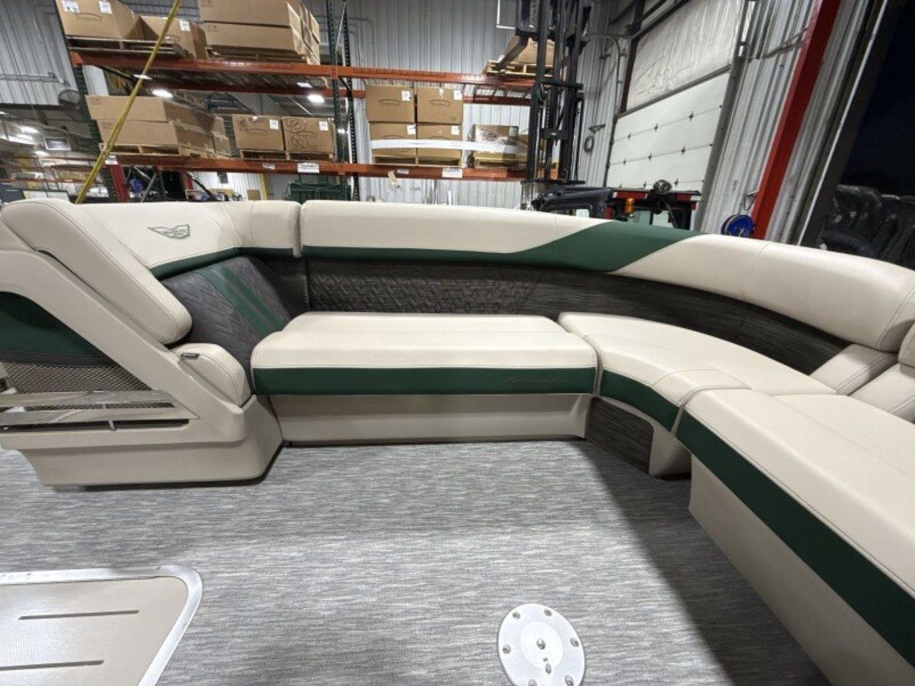2026 Bennington 24MCSB Carbon Fiber Arch Tritoon Pontoon - Image 14