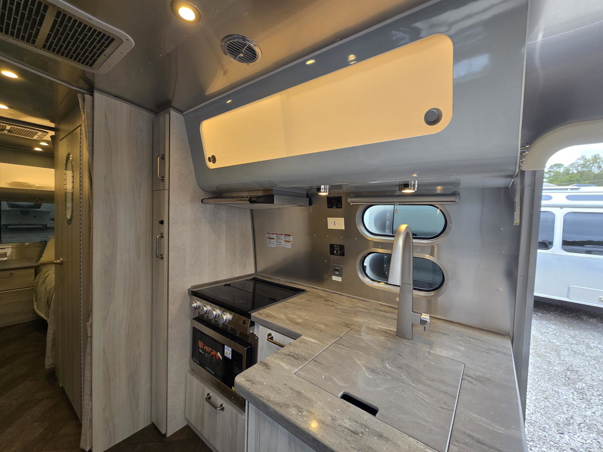 2026 Airstream International 25FB - Image 16