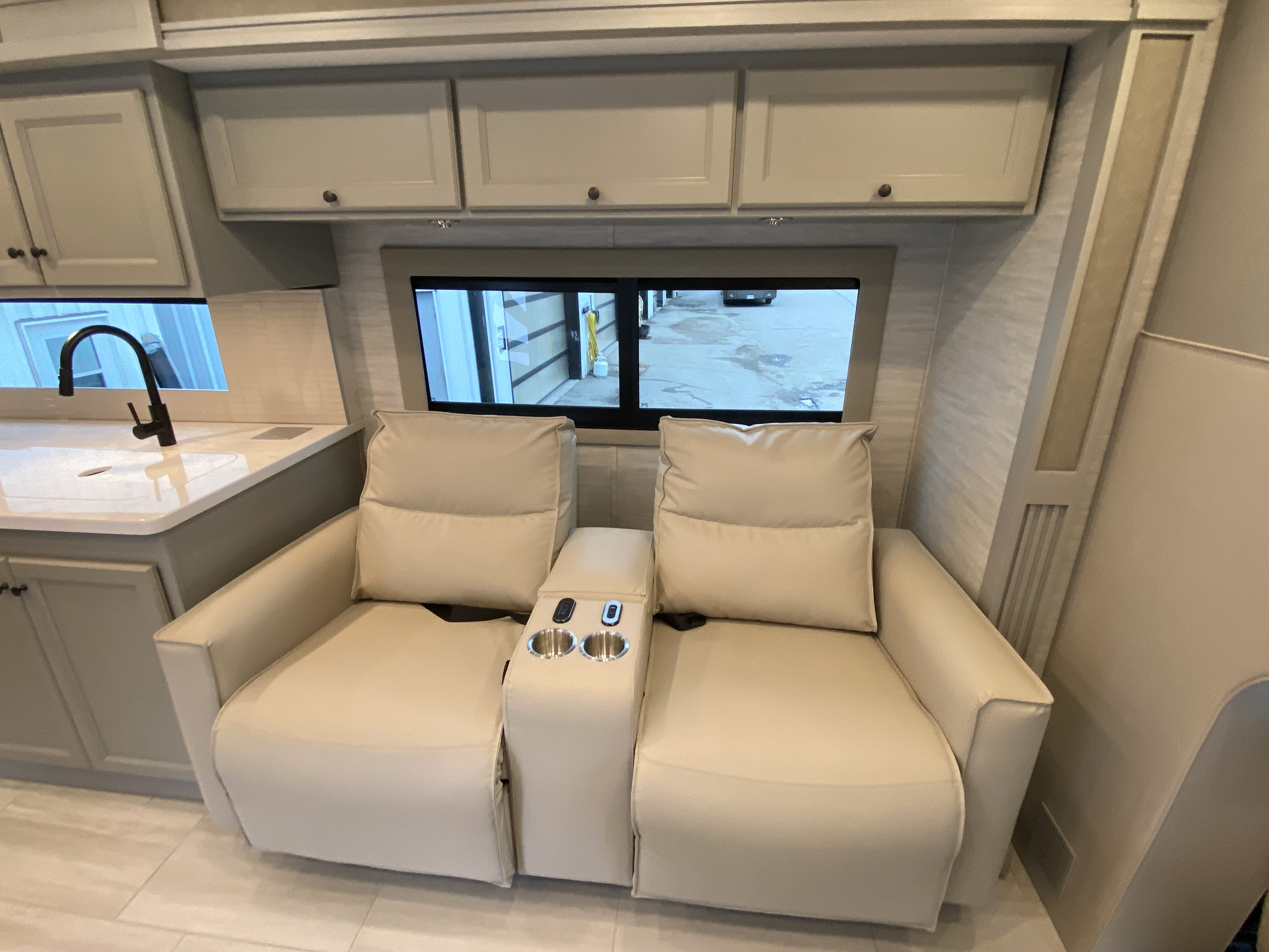 2027 Tiffin Allegro Bay 34DB - Image 13