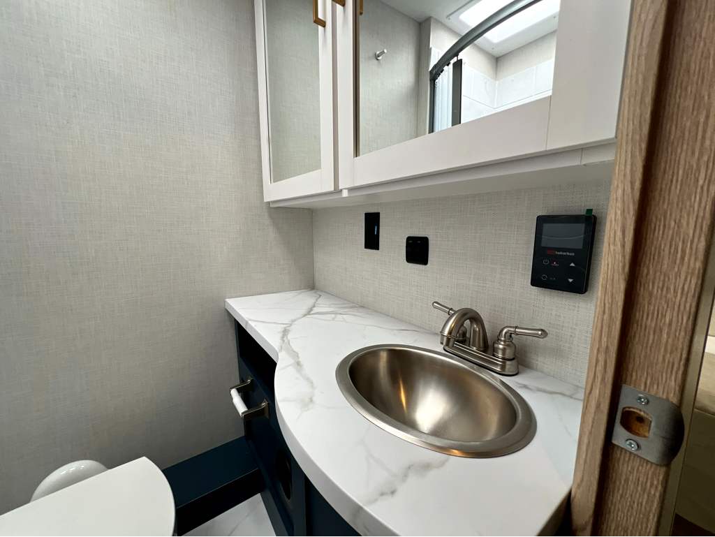 2027 THOR MOTOR COACH MAGNITUDE GA28 - Image 18