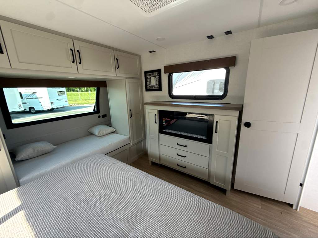 2027 VENTURE RV SPORTTREK 343VIB - Image 21