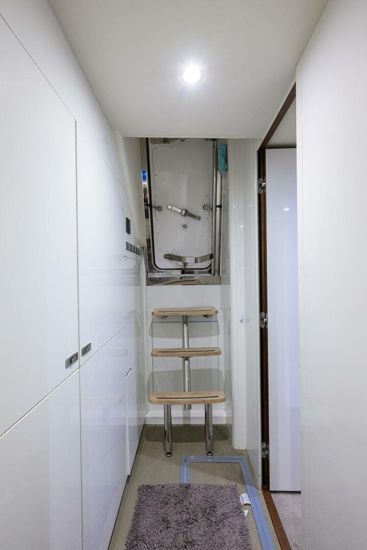 2003 Jupiter 31 Cuddy - Image 102