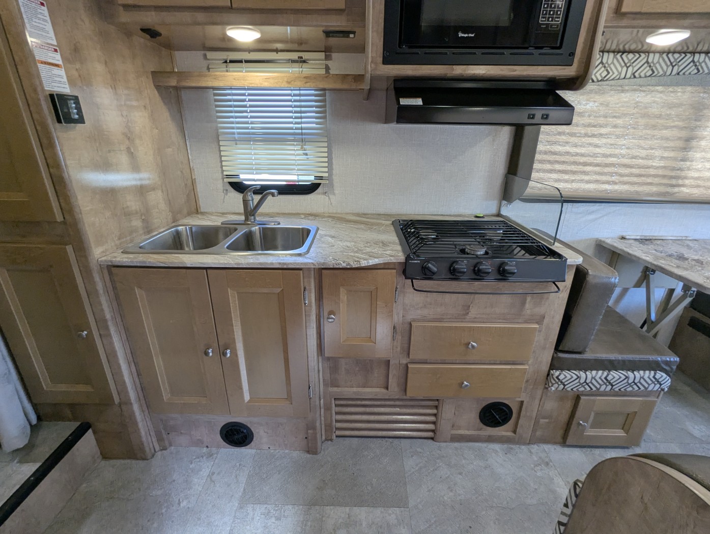 2020 Coachmen Leprechaun 260RS - Image 27