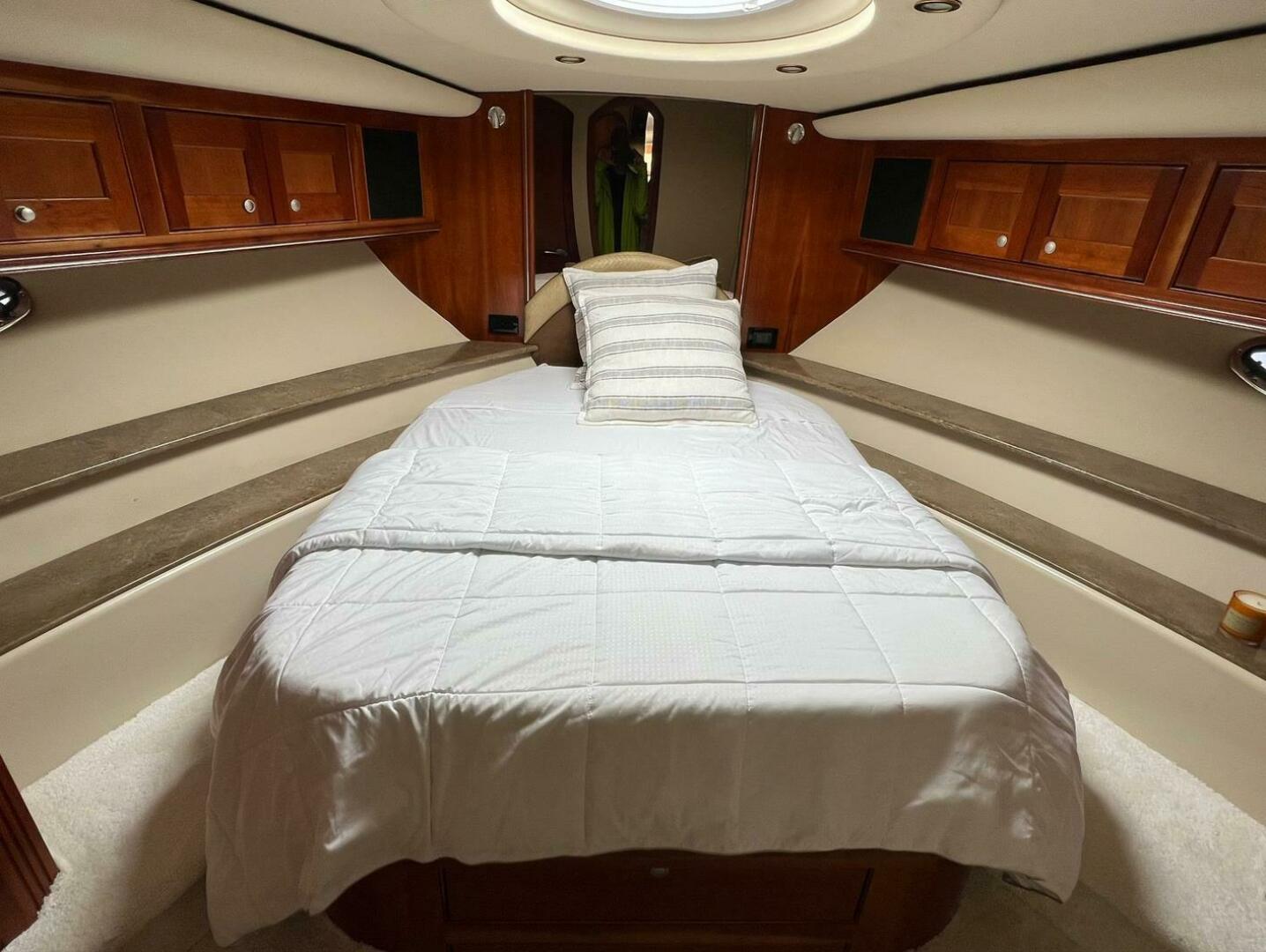 2011 Cruisers Yachts 560 Express - Image 9