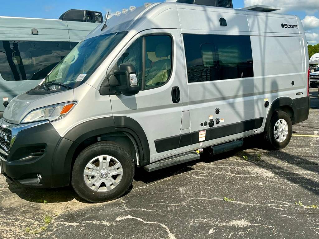 2025 THOR MOTORCOACH 18G - Image 3