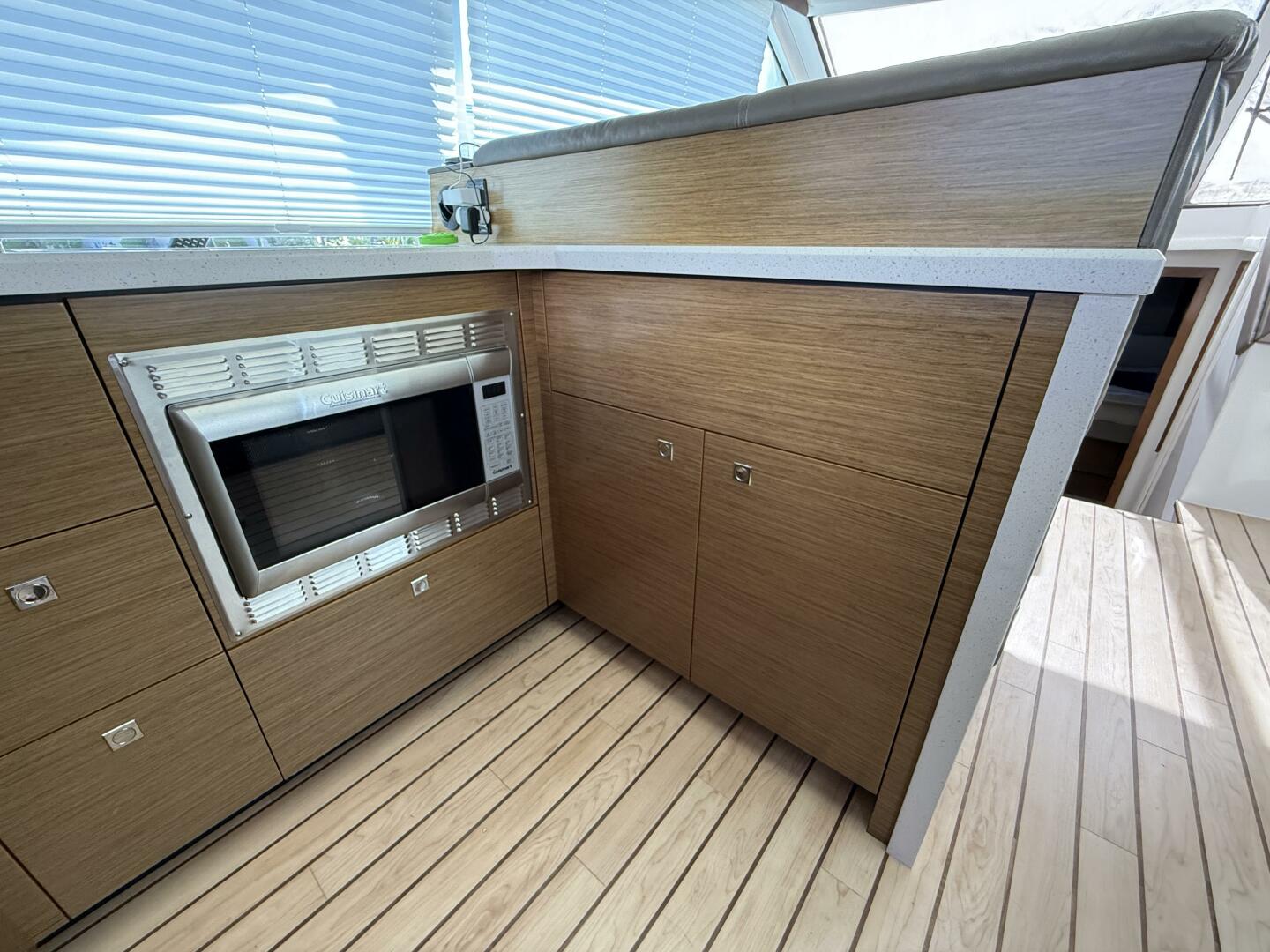 2014 Cruisers Yachts 45 Cantius - Image 7