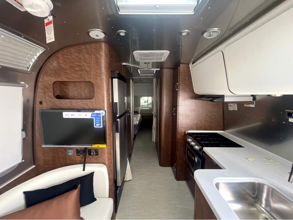 2026 AIRSTREAM GLOBETROTTER 27FBT - Image 35