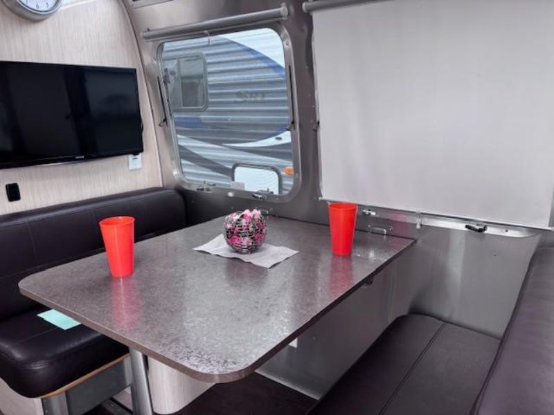 2017 Airstream International Serenity 30 - Image 7